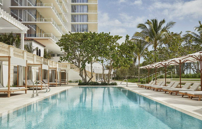 Les piscines du resort, avec transats et parasols sagement alignés.