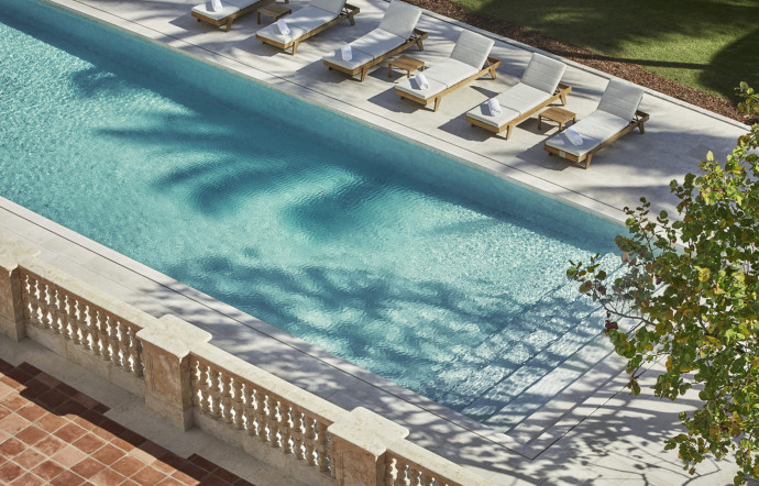Les piscines du resort, avec transats et parasols sagement alignés.