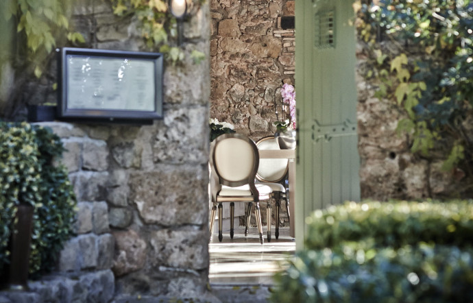 A première vue, le Relais des Moines ressemble à beaucoup d’autres restaurants de la région : de belles pierres, un feu qui crépite dans la cheminée l’hiver, une terrasse ensoleillée pour les beaux jours.