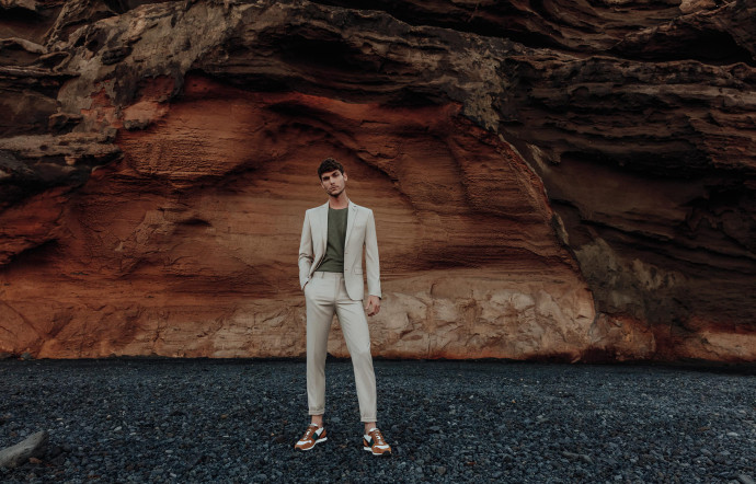 La ligne Dandy, au style à la fois urbain et moderne, affiche une élégance sophistiquée, mise en valeur par des tons de beige, de bleu et de gris.