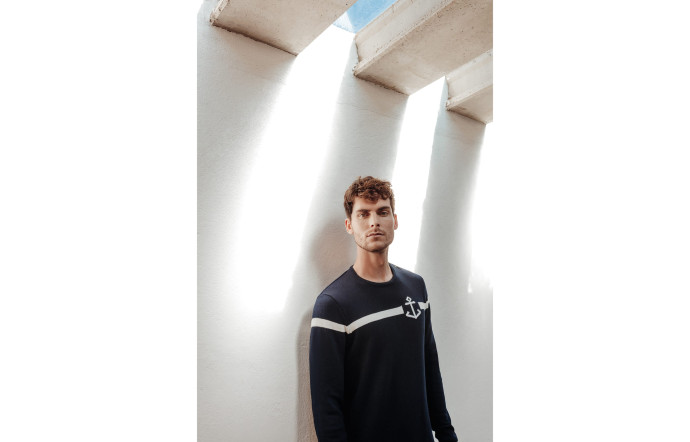 La ligne Black Sport, la plus décontractée, propose des silhouettes modernes, presque futuristes, privilégiant des matières techniques et des coupes fonctionnelles.