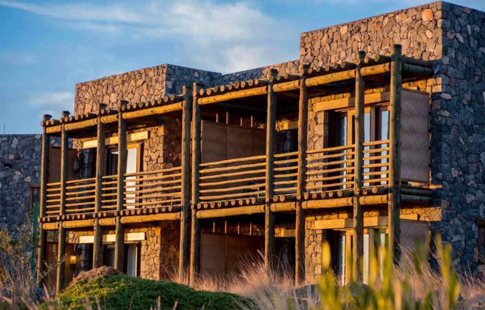 Construit à partir des roches de la montagne, l’Alila Jabal Akhdar se fond dans le paysage minéral d’Oman.