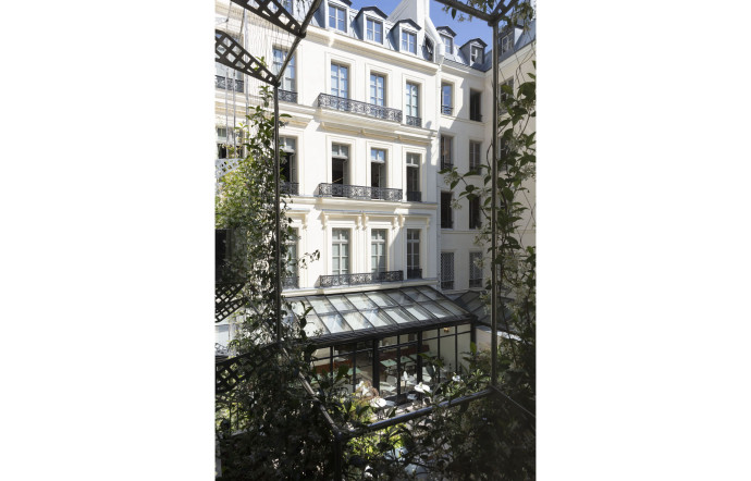 Vue sur le bâtiment historique depuis le nouveau bâtiment contemporain.