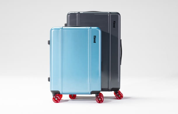 En bleu, Floyd Cabin, 55 cm x 39,3 cm x 24,3 cm, 4 kg, 42 litres, 380 €. En gris, Floyd Check-In, 70 cm x 45 cm x 25 cm, 5,1 kg, 61 litres, 480 €.