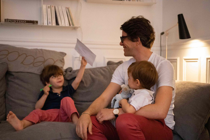 Edgar mène l’interview devant un Valérien amusé et le petite Tristan intrigué.
