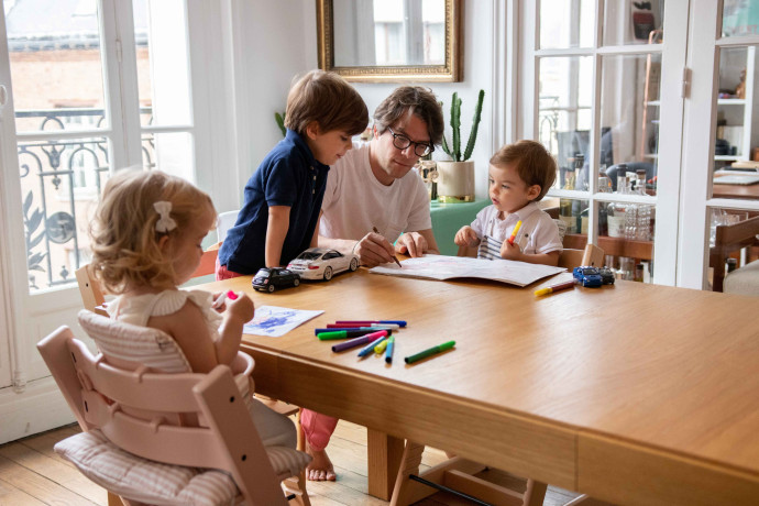 Séance coloriage et pilotage autour de la table familiale, bien assis dans trois chaises Tripp Trapp !