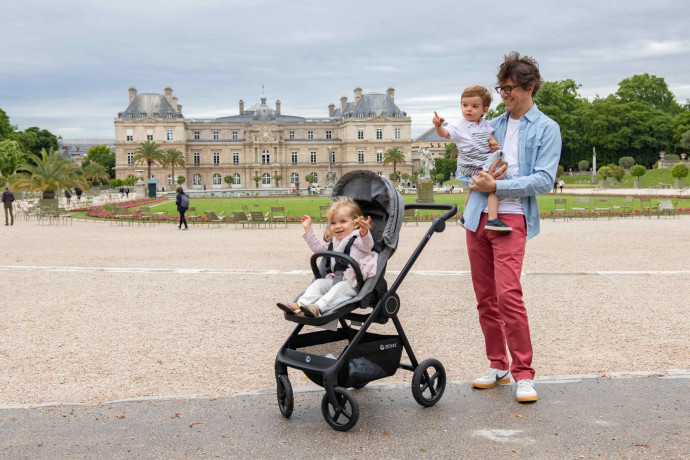 Les jumeaux et papa profitent du jardin du Luxembourg, Olympe bien installée dans sa Stokke Beat.