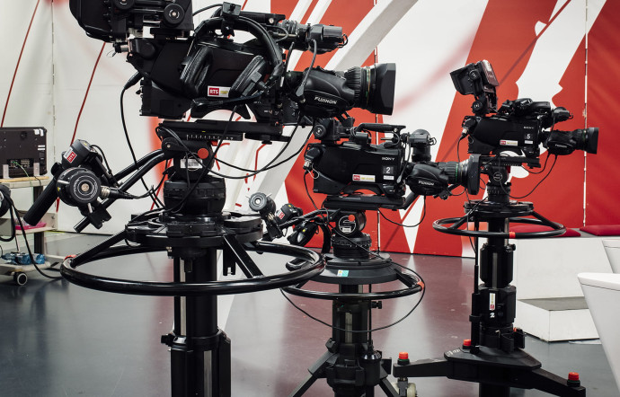 RTS occupe un immeuble de 18 étages qui domine la ville de Genève. La tour se situe au bord de l’Arve, quai Ernest ‑Ansermet.