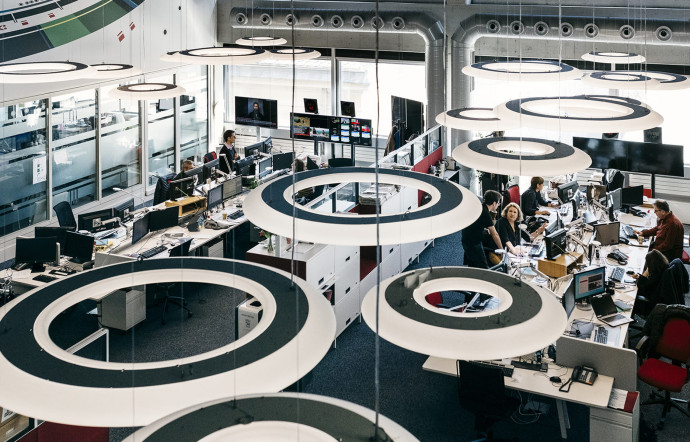 La Radio télévision suisse regroupe deux chaînes de télévision : RTS Un (généraliste) et RTS Deux. Les téléspectateurs suisses plébiscitent les journaux de la RTS, qui est leader en prime time, tous âges confondus.