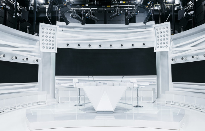 La Radio télévision suisse regroupe deux chaînes de télévision : RTS Un (généraliste) et RTS Deux. Les téléspectateurs suisses plébiscitent les journaux de la RTS, qui est leader en prime time, tous âges confondus.