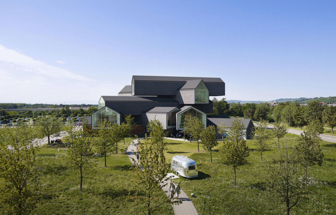 Le complexe unique d’architecture contemporaine de Vitra traduit toute la philosophie commerciale et culturelle du fabricant de meubles suisse qui s’est entouré des plus grands noms du design pour penser ce site.