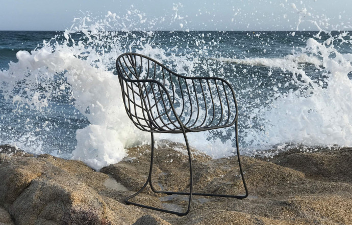 La chaise Folia est réalisée en tubes d’acier inoxydable et est à la fois solide et aérienne.