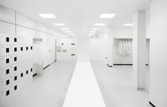 Le vestiaire immaculé dédié aux employés travaillant sur la ligne de montage des mouvements.