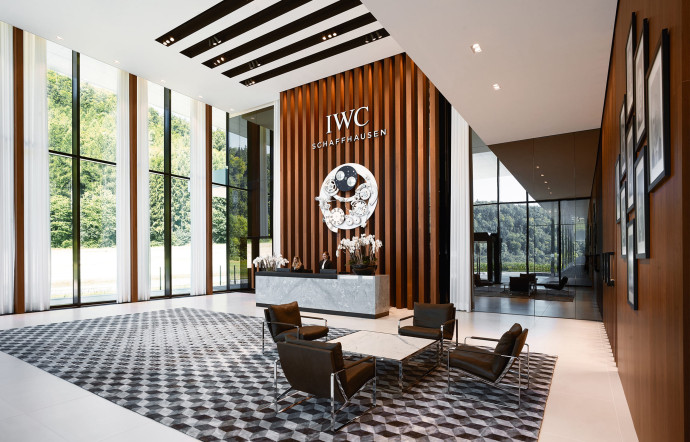 Le lobby, digne de celui d’un hôtel de luxe, diffuse une ambiance chaleureuse.