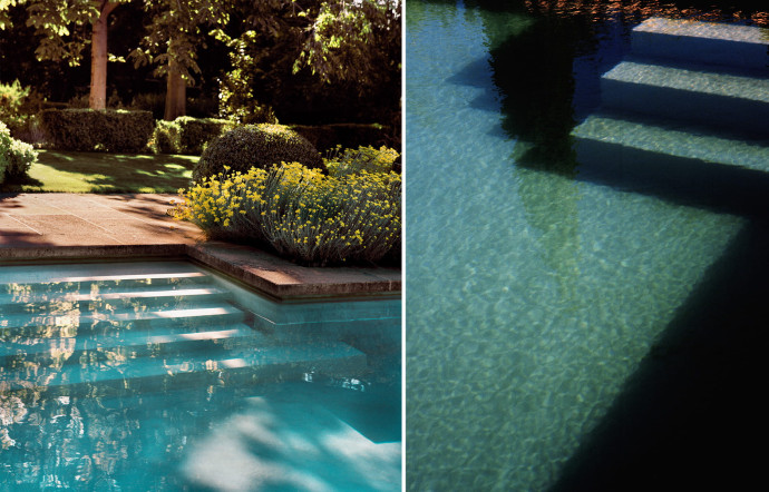 La piscine chauffée se réfugie dans un coin discret du jardin.