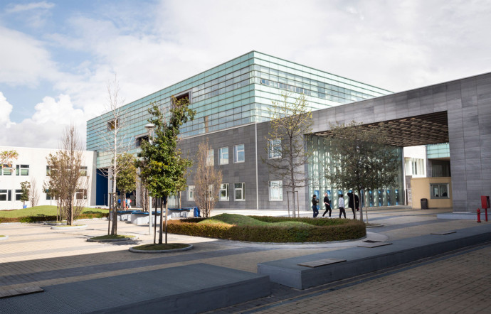 Le nouveau campus, dédié au département d’ingénierie, a été inauguré en avril 2015 à San Giovanni A Teduccio, une banlieue ouvrière.