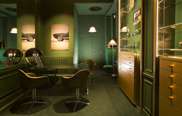 En 2015, la marque a ouvert sa deuxième boutique parisienne sous les arcades du jardin du Palais-Royal, deux ans après celle du Marais. Une adresse intimiste habillée de vert, la couleur fétiche de la maison.