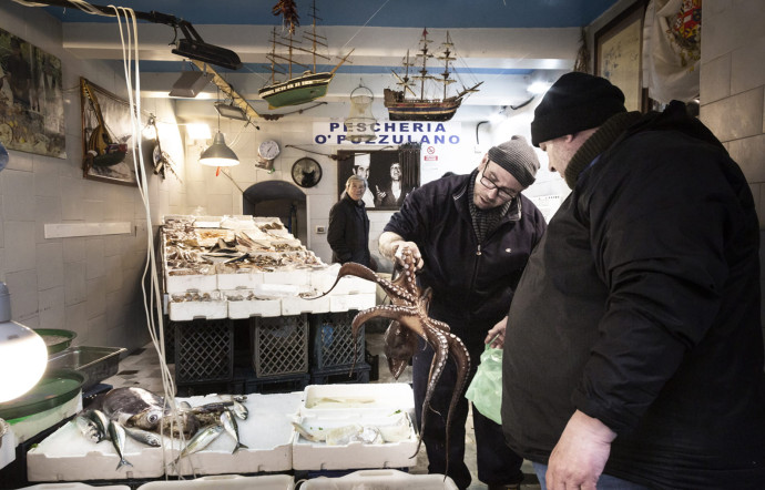 Située au bord de la mer, la ville profite de poissons et de fruits de mer tout frais.