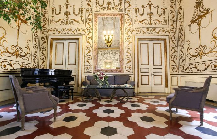 Via San Giovanni Maggiore Pignatelli, 15. Tél. +39 081 551 8188. www.decumani.com