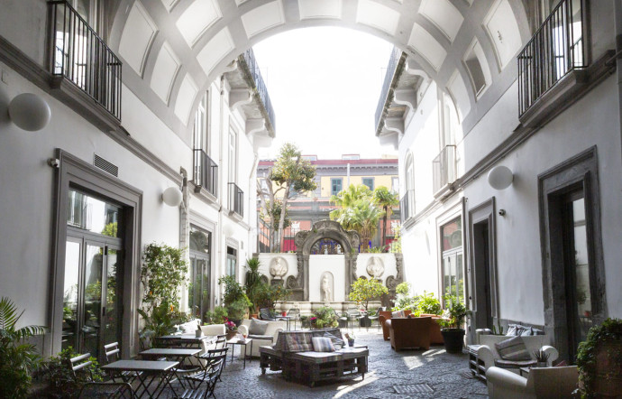 Via Santa Maria di Costantinopoli, 101. Tél. +39 081 451732. www.hotelpiazzabellini.com