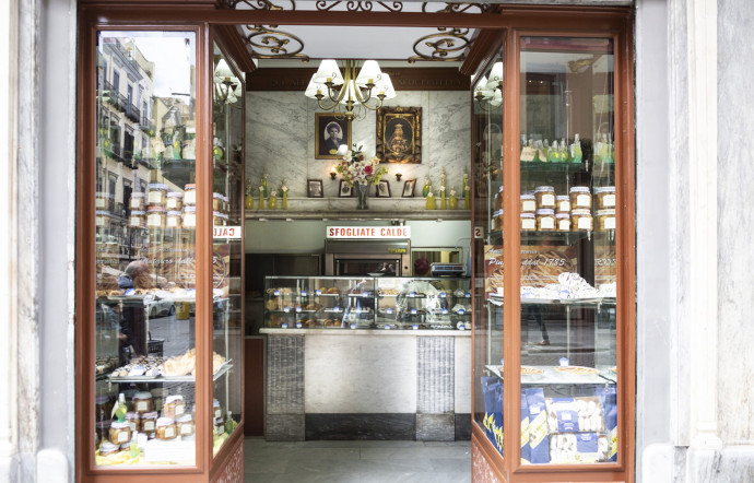 Via Toledo, 275. Tél. +39 081 417339.