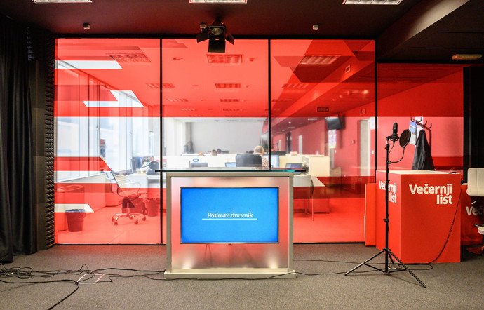Poslovni dnevnik appartient au groupe de presse Styria, qui publie également en Croatie les deux quotidiens généralistes Vecernji list et 24sata. Les 3 titres se partagent un studio télé.