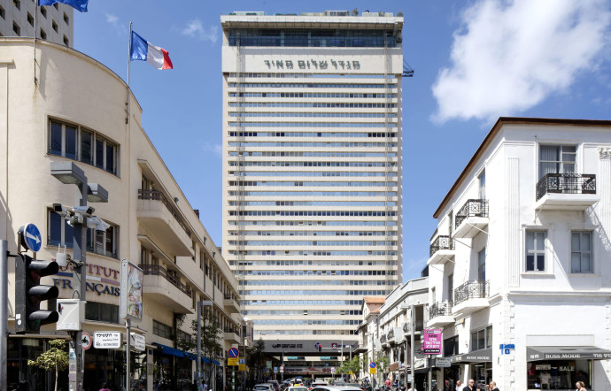 Le boulevard Rothschild, réputé pour ses bâtiments Bauhaus, est l’une des principales artères de la vill e. Il est particulièrement animé, de jour comme de nuit.