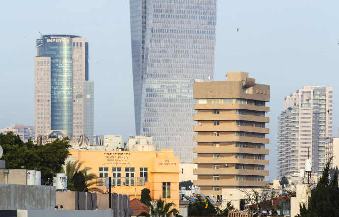 De nombreux styles architecturaux se côtoient, et les gratte-ciel poussent un peu partout. La ville s’étire toujours plus haut vers le nord.