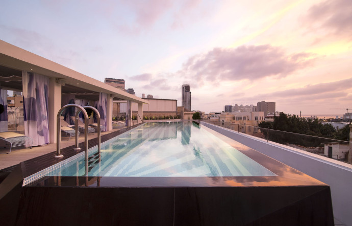 La Poli House, l’hôtel dessiné dans une maison Bauhaus par le loufoque Karim Rashid, possède l’un des rooftops les plus fréquentés de la ville.