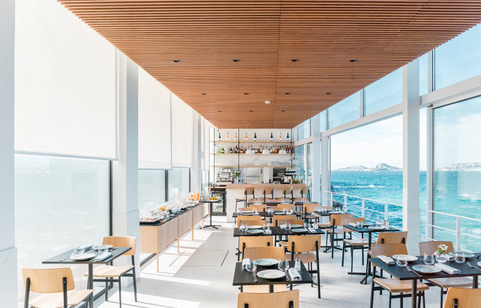 Les Bords de Mer, le restaurant, se déploie juste au-dessus du niveau de l’eau.