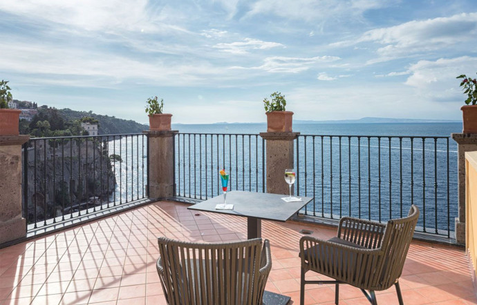 Via Vittorio Veneto, 1, 80067 Sorrento. Tél. +39 081 878 2588. www.hoteltramontano.eu