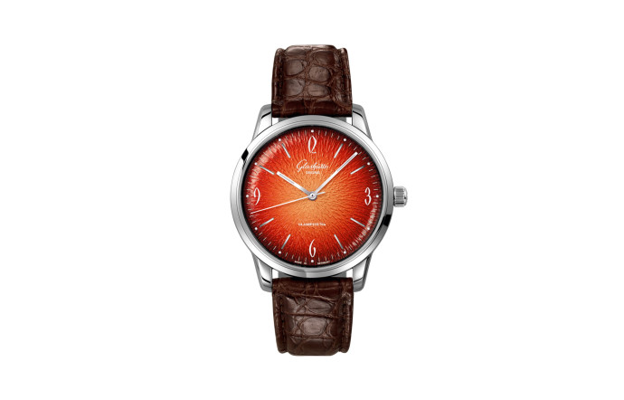 Nouvelle (jolie) édition orangée de la Sixties, Boîtier Inox. Diamètre de 39 mm. Modèletrois aiguilles. Bracelet en cuir d’alligator de Louisiane. Prix : 6 400 €.
