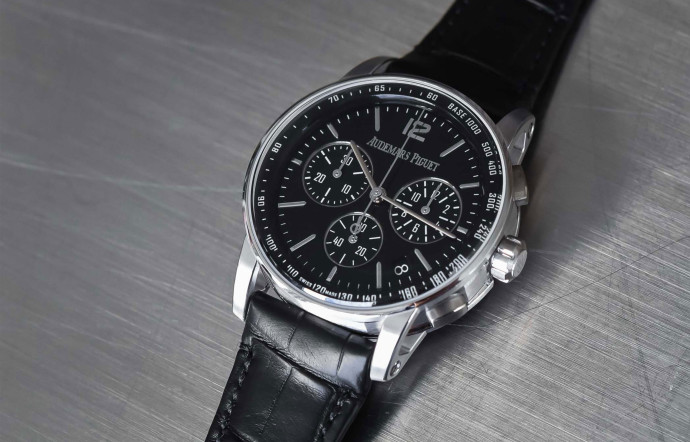 Code 11.59, mouvement mécanique à remontage automatique, boîtier 41 mm en or gris, bracelet en alligator, étanche à 30 m. 43 000 €.