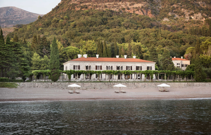 La Villa Milocer, face à Sveti Stefan, est une ancienne bâtisse néoclassique du XVIIIe siècle qui appartient désormais au groupe singapourien Aman, acteur incontournable de l’essor touristique dans le pays.