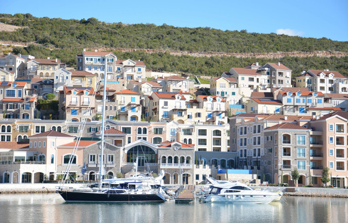 Lustica Bay est un projet immobilier démesuré qui proposera une multitude d’aménagements : villas, hôtels, golf, marinas, boutiques, restaurants, école…