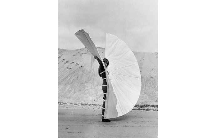 Weisser Körperfächer, Rebecca Horn, 1972.