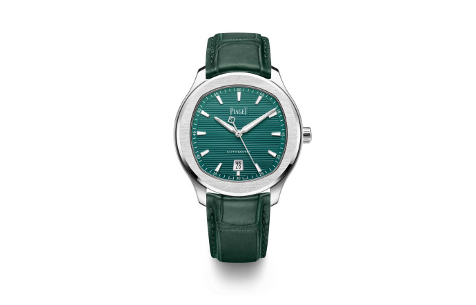 Piaget Polo S, boîtier en acier 42 mm, calibre automatique 1110P, guichet date à 6 heures, bracelet vert foncé en alligator. Le cadran vert change de ton et d’intensité en fonction de l’angle d’incidence de la lumière. Edition limitée à 500 exemplaires. 9 300 €.