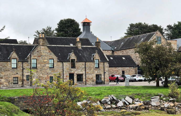 Whisky : la distillerie de The Dalmore dans les Highlands rouvre ses portes
