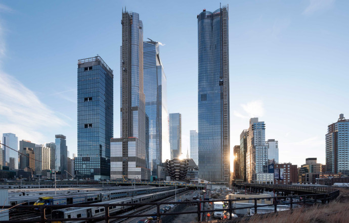 Hudson Yards, le nouveau quartier en plein centre de New York, occupe une superficie de 11 hectares. Avec ses logements et magasins de luxe, il est devenu le symbole de la gentrification et de la frénésie spéculative.