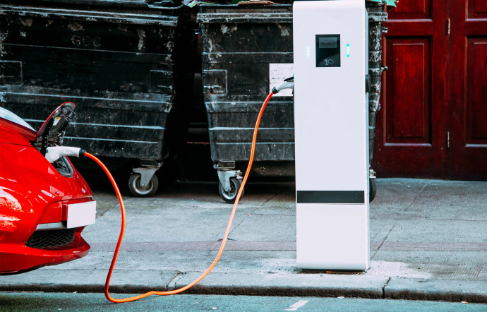 Bornes CHAdeMOpour Nissan et Mitsubishi. la norme créée par le consortium des constructeurs européens –, la recharge standardisée des véhicules électriques n’est pas encore à l’ordre du jour.