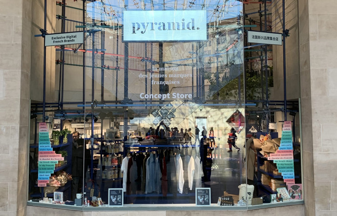Pyramid. sera installé sous la Pyramide du Louvre jusqu’au 31 décembre.