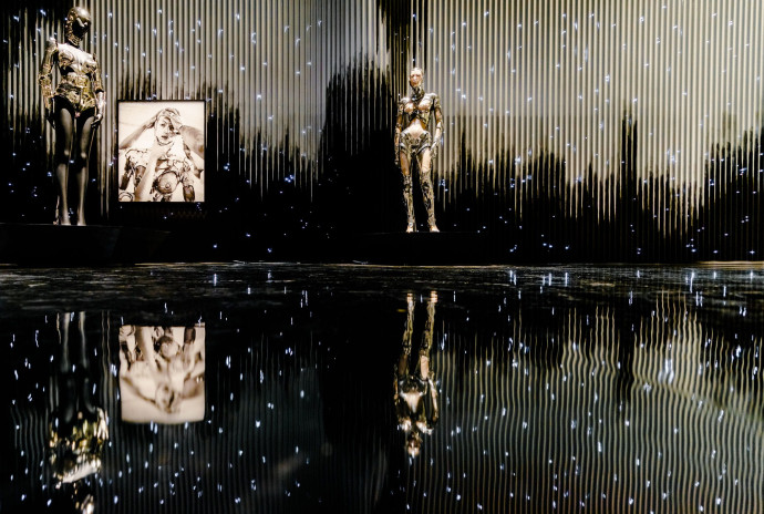 Mugler, une esthétique venue d’un autre monde.