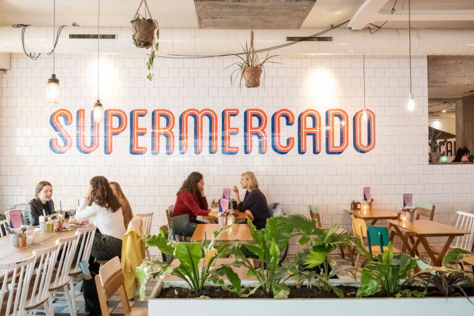 Ambiance chaleureuse et plats généreux au Supermercado.