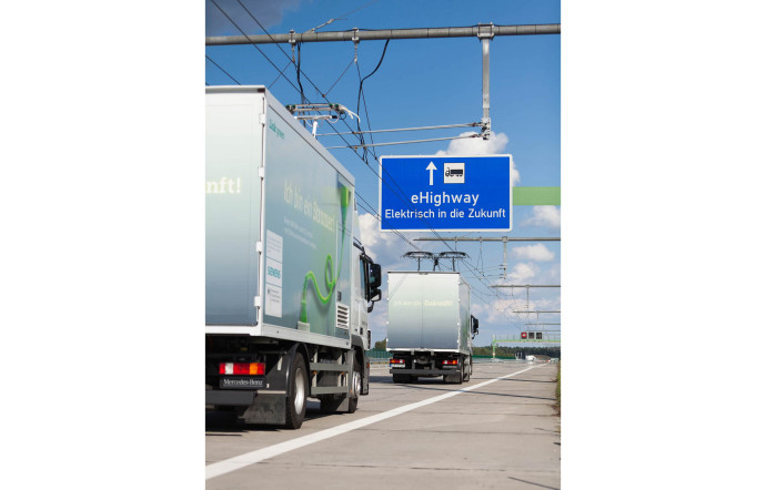 Des caténaires ont été installées sur la voie de droite.