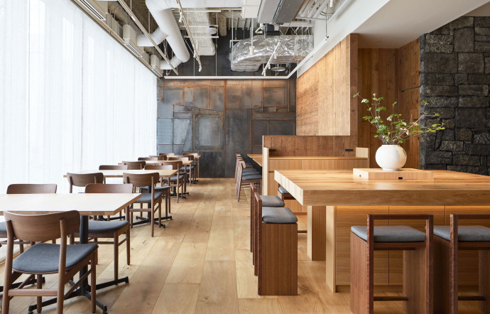 Ouvert matin, midi et soir, le restaurant WA propose une cuisine japonaise simple et de saison qui privilégie les plantes et les légumes, ici préparés à la mode de Kyoto.