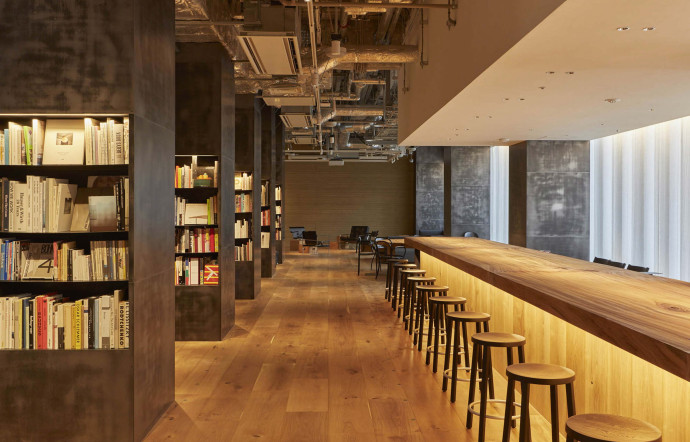 Au même étage que la réception de l’hôtel, on trouve l’Atelier Muji Ginza, avec un bar, un coin salon et des rayonnages de livres d’art et de design.