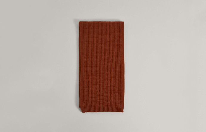 Rhabillés pour l’hiver, mode et accessoires – Hackett, 125 €.