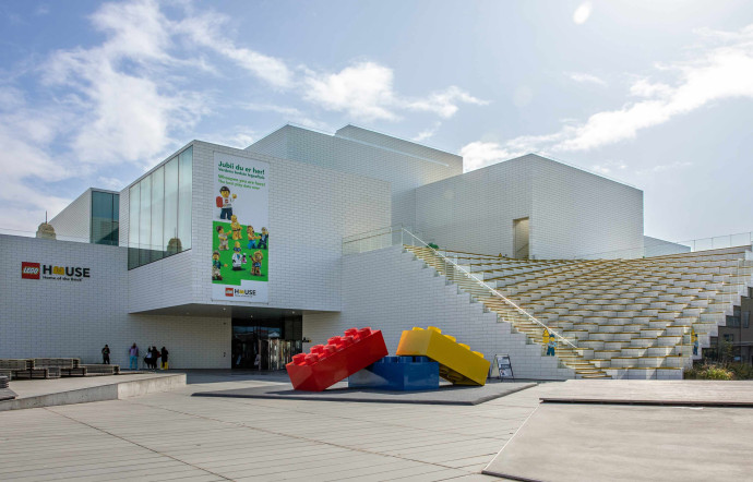 L’usine danoise de Billund abrite, entre autres, la Lego House, l’une des principales attractions familialesdu site. Ces 21 blocs emboîtés les uns dans les autres ressemblent à un jeu de Lego géant.