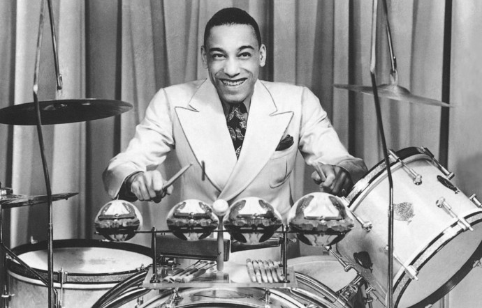 Chick Webb, pauvre, noir, handicapé et nain deviendra le plus grand batteur de son époque. Il va aussi imposer, contre l’avis de tous, une morveuse de 15 ans : Ella Fitzgerald.