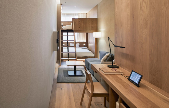 Situé à Ginza, dans l’hypercentre de Tokyo, le Muji Hotel occupe les étages supérieurs d’un bâtiment tout entieraux couleurs de l’enseigne japonaise.